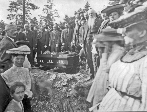 Calamity Jane โพสท่าที่หลุมศพของ Wild Bill Hickok  By KUBET