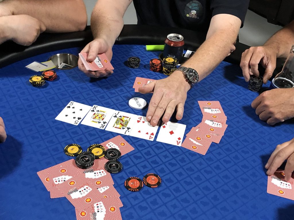 4 ประเภทหลักของเกมโป๊กเกอร์  Community card poker  By KUBET