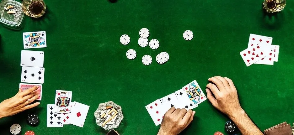 คู่มือเริ่มต้นสำหรับมือใหม่ในการเล่น Razz Poker By KUBET